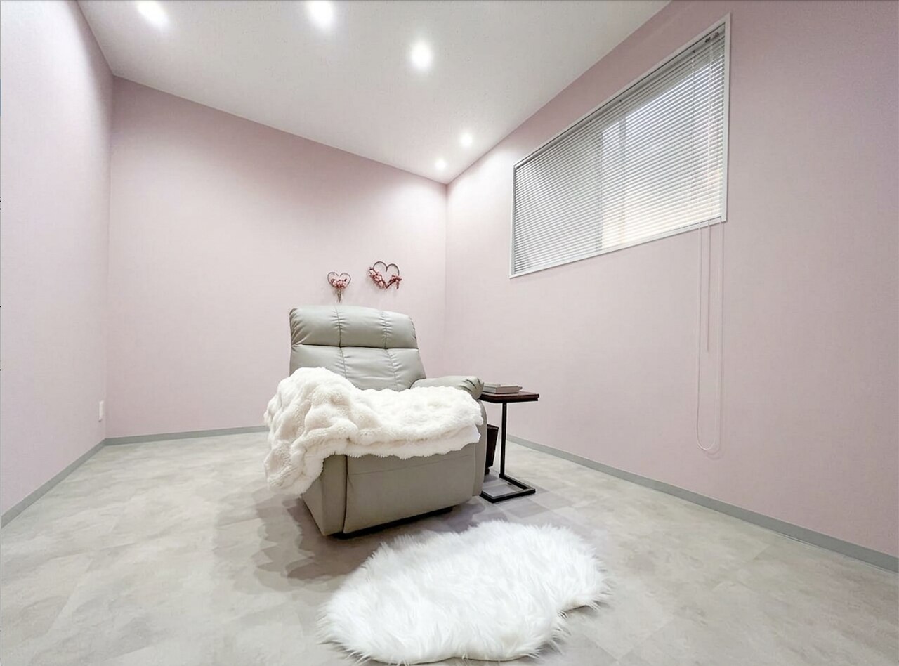 KATE stage LASH 四日市の店内写真。近鉄四日市駅周辺のまつ毛パーマ・眉毛サロン求人